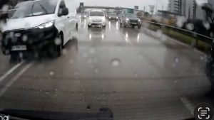 Bursa’da 3 şahıs yol vermediğini iddia ettikleri sürücüyü dövmeye çalıştı