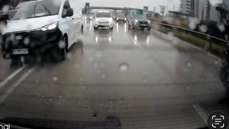 Bursa’da 3 şahıs yol vermediğini iddia ettikleri sürücüyü dövmeye çalıştı