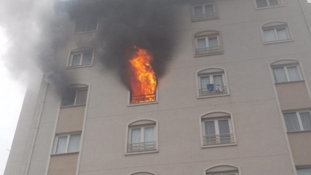 Bursa’da 8 katlı binada yangın