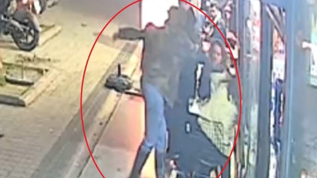 Bursa’da alkollü kadının çevredekilere saldırdığı anlar kamerada