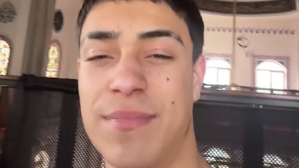 Bursa’da cami içerisinde TikTok videosu çekti