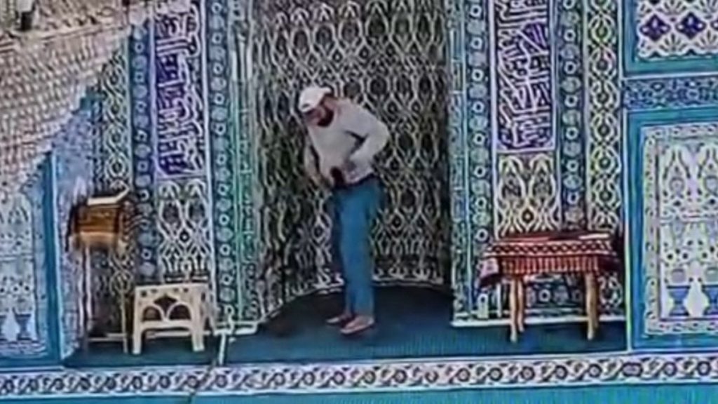 Bursa’da camiden mikrofon çalan şahıs kamerada