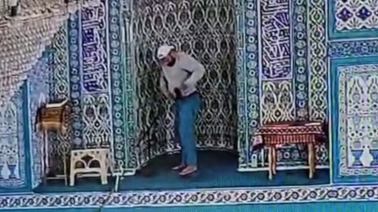 Bursa’da camiden mikrofon çalan şahıs kamerada