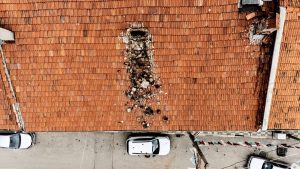 Bursa’da çürüyen baca, park halindeki otomobilin üzerine devrildi