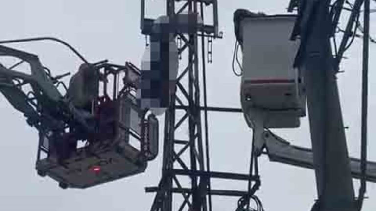 Bursa’da hırsızlık için çıktığı elektrik direğinde akıma kapılıp hayatını kaybetti