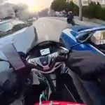 Bursa’da iki otomobilin arasına giren kurye ölümden döndü