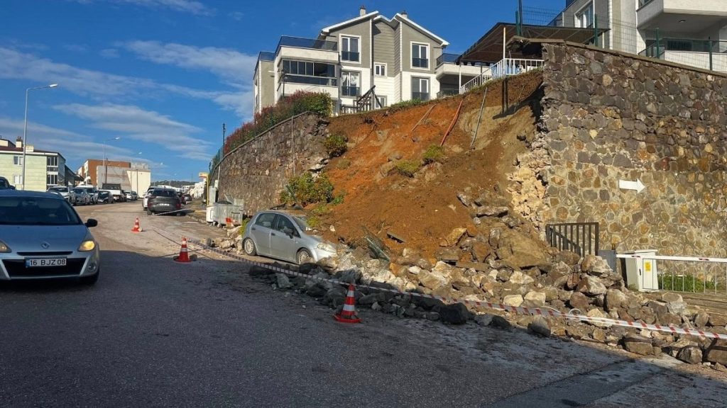 Bursa’da istinat duvarı çöktü: Araç altında kaldı