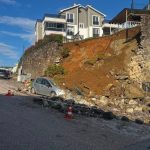 Bursa’da istinat duvarı çöktü: Araç altında kaldı