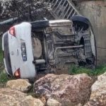 Bursa’da köprüden dere yatağına uçan genç sürücü yaralı kurtuldu