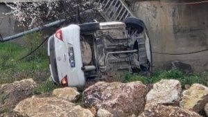 Bursa’da köprüden dere yatağına uçan genç sürücü yaralı kurtuldu