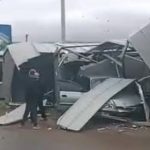 Bursa’da otomobil prefabrik yapıya çarptı