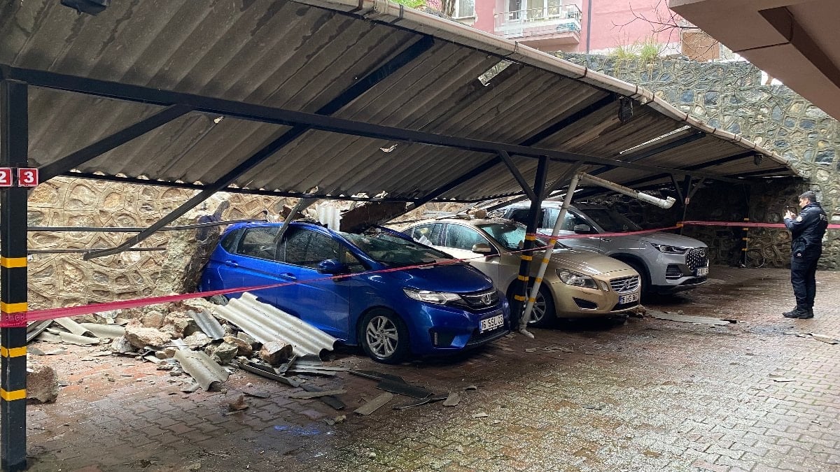 Bursa’da sağanak sonrası istinat duvarı çöktü: 3 otomobil zarar gördü