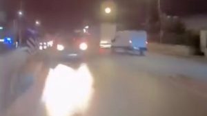 Bursa’da ters yönden gelen otomobil motosikletliye tehlike yaşattı