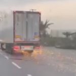 Bursa’da tır, aydınlatma direğini devirdi: Sürücü hasarlı araçla kaçtı