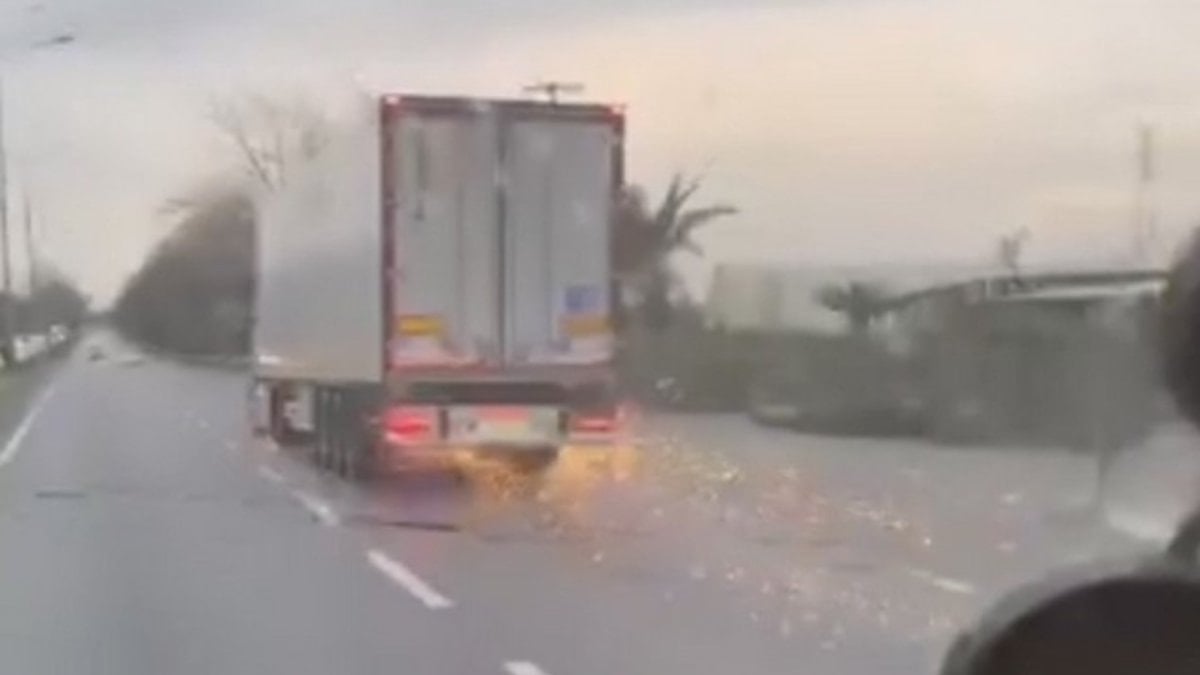 Bursa’da tır, aydınlatma direğini devirdi: Sürücü hasarlı araçla kaçtı