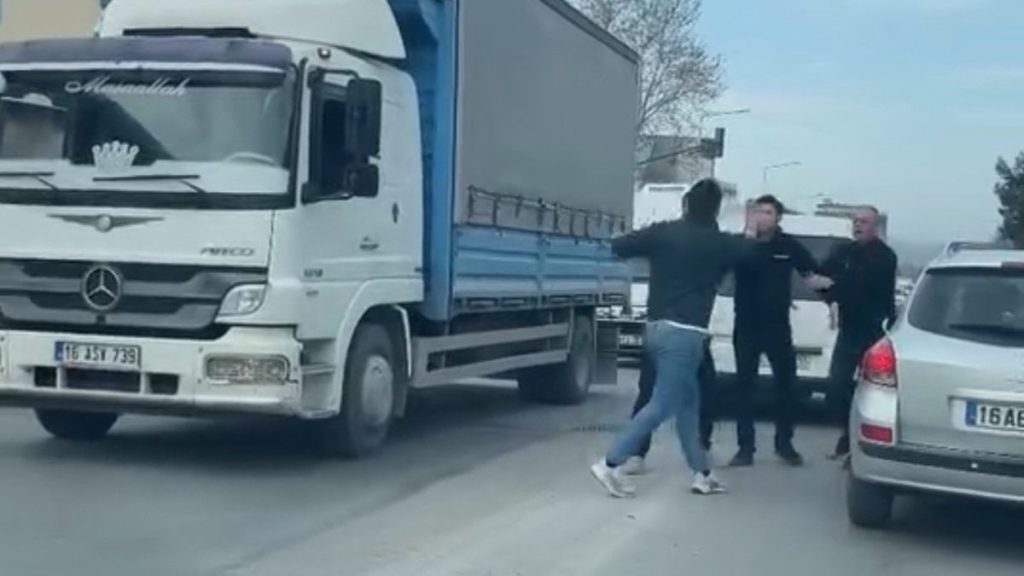 Bursa’da trafikte kavga anları kamerada