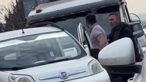 Bursa’da trafikte yol verme tartışması kavgaya dönüştü