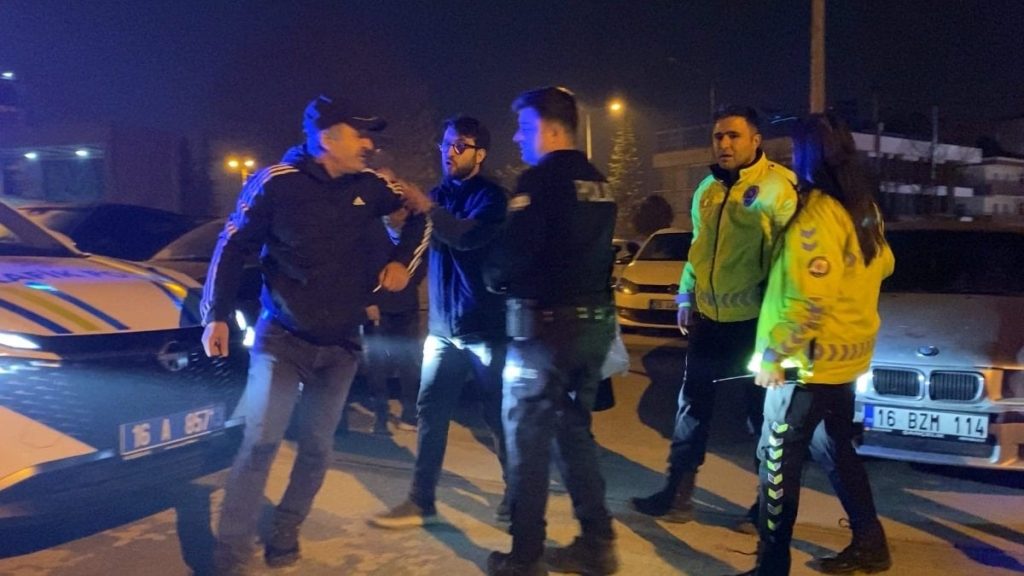 Bursa’da yüksek sesli müzik pahalıya patladı: Sürücünün babası kaputa oturdu