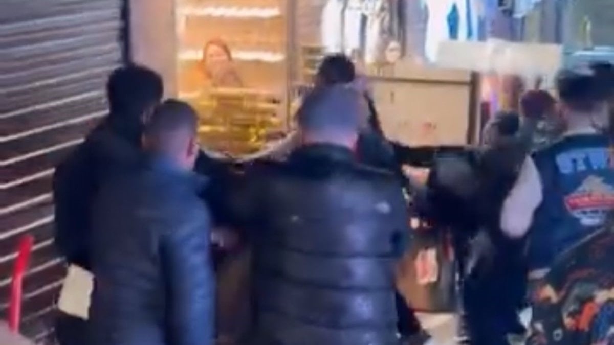 Bursa’daki Kapalı Çarşı’da iki grup arasında çıkan kavga kameraya yansıdı
