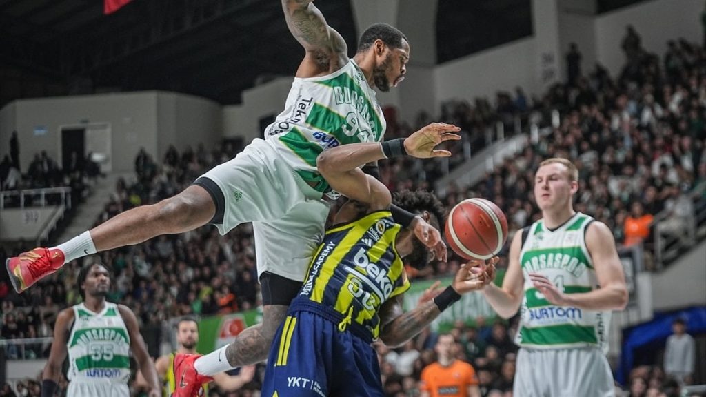 Bursaspor evinde Fenerbahçe’yi devirdi