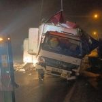 Büyükçekmece’de 8 ton hamsi taşıyan kamyon takla attı