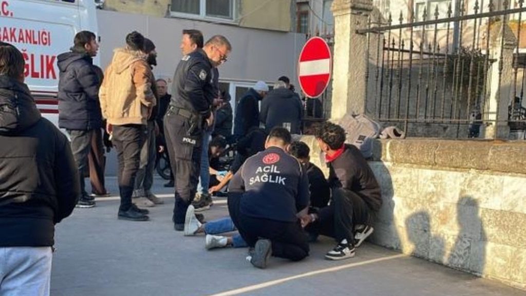 Çanakkale’de bıçaklı kavga: Yabancı uyruklu 3 kişi ağır yaralandı