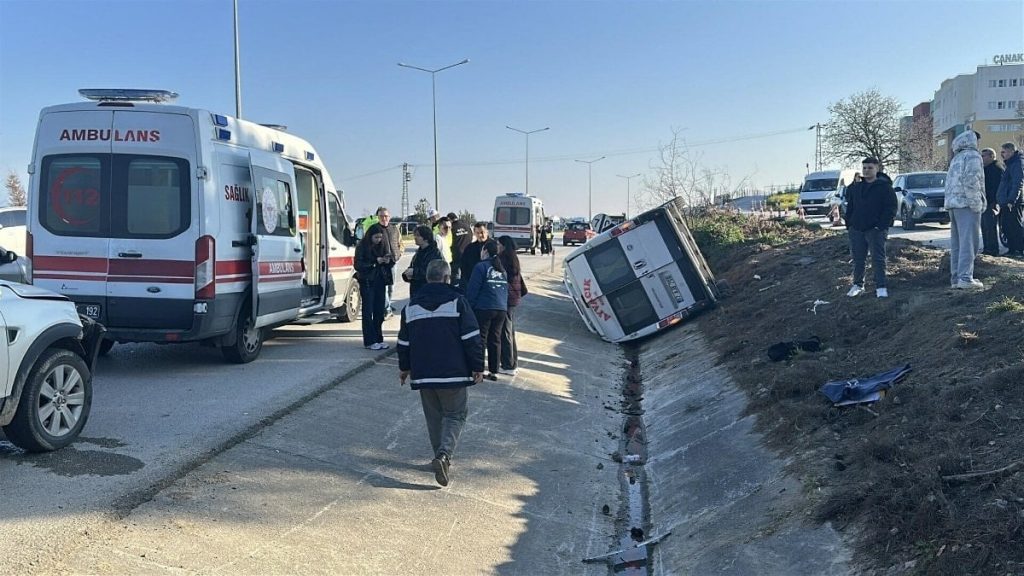 Çanakkale’de yolcu minibüs kaza yapıp, devrildi
