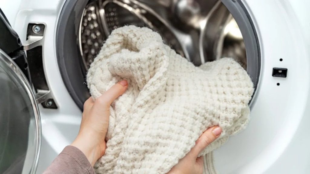 Çeken kazakları çöpe atmayın! İşte yıkama hatasını telafi eden 3 taktik