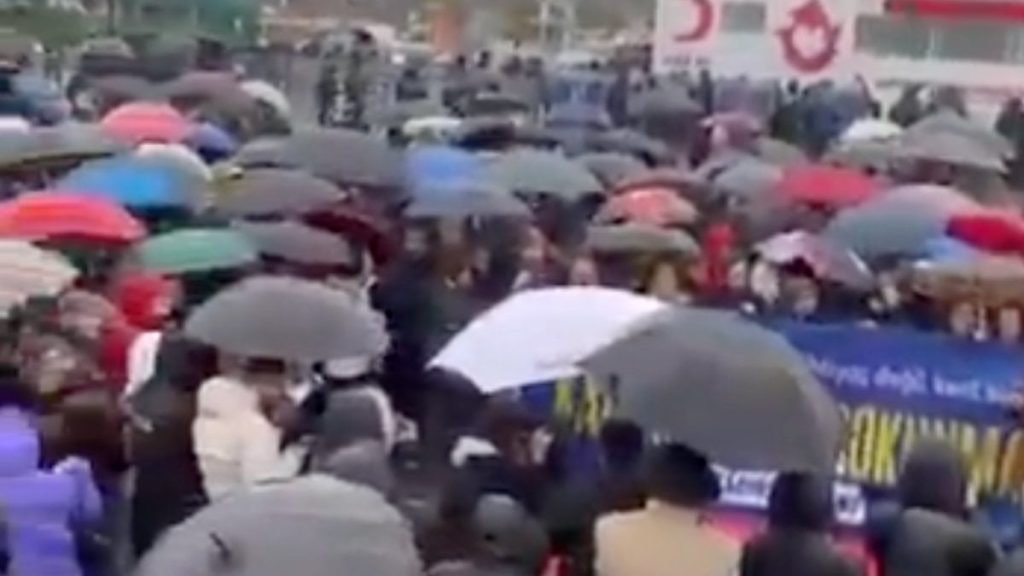 CHP, Kadıköy’de yapılması planlanan camiye karşı protesto organize etti