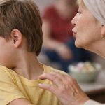 Çocuklar sevgiyi zorlanarak değil güvenerek öğrenir