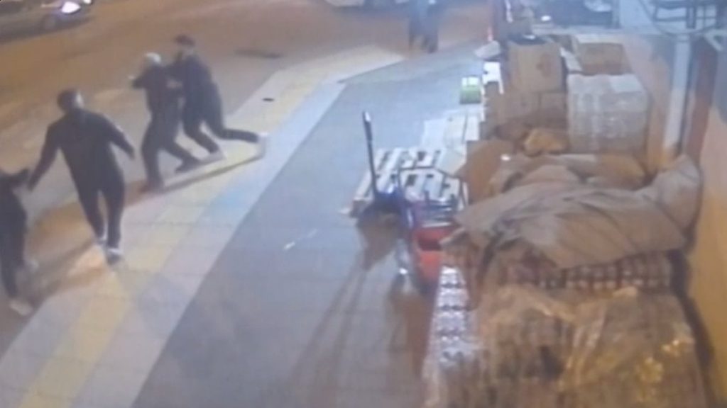 Çorum’da sürücünün yayayı darbetmesi kamerada