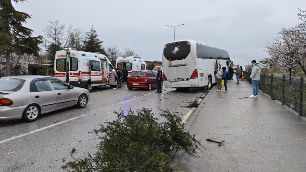 Çorum’da yolcu otobüsü ile minibüs çarpıştı: 7 yaralı