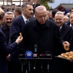 Cumhurbaşkanı Erdoğan, bayram namazı sonrası Rize simidi yedi