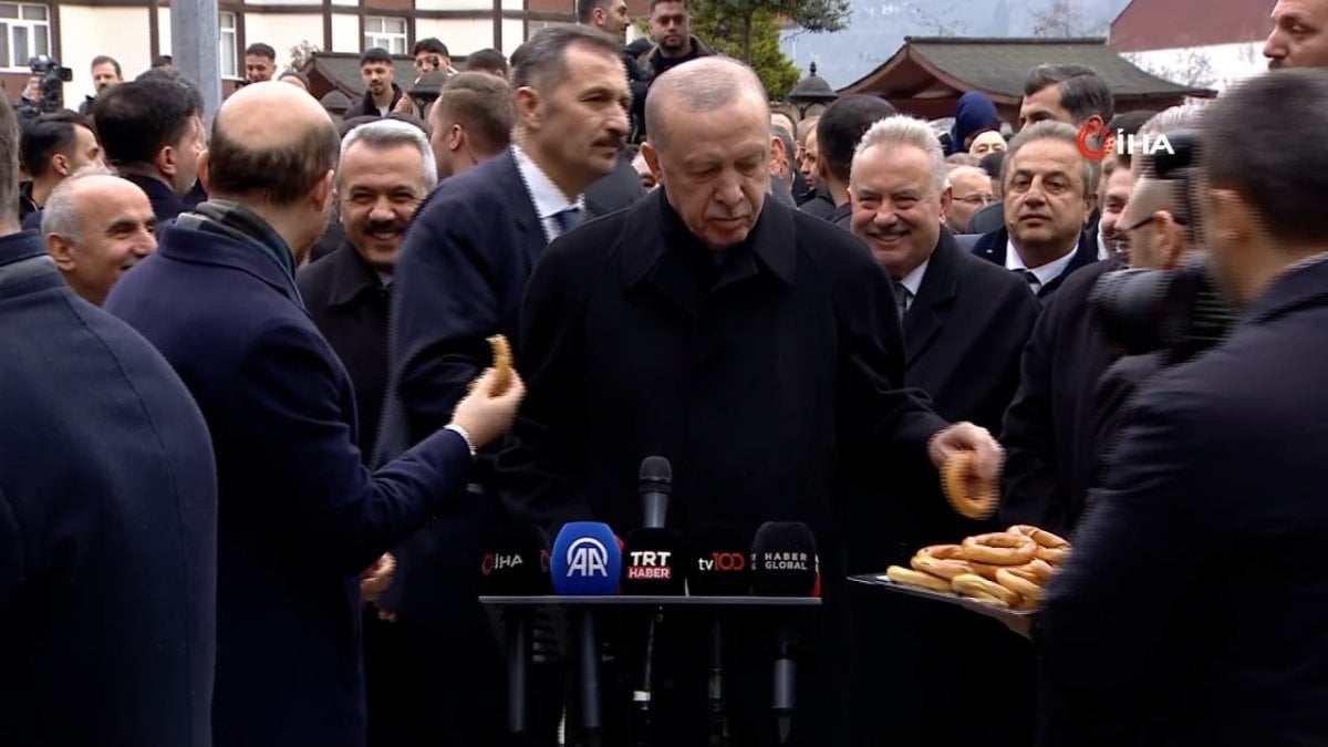 Cumhurbaşkanı Erdoğan, bayram namazı sonrası Rize simidi yedi