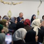 Cumhurbaşkanı Erdoğan, İstanbul’da kız öğrenci yurdunu ziyaret etti