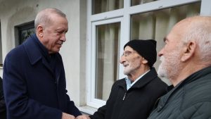 Cumhurbaşkanı Erdoğan, memleketi Rize’de komşuları ile bayramlaştı