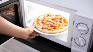 Daha eşit yemek ısıtmak için mikrodalga hilesi: Tabağı ortasına koymayın