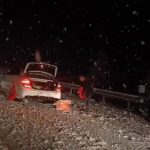 Denizli’de kar yağışı sonrası araçlar yollarda kaldı