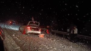 Denizli’de kar yağışı sonrası araçlar yollarda kaldı