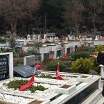 Depremzedeler, bayram arifesinde yakınlarını mezarlıkta andı