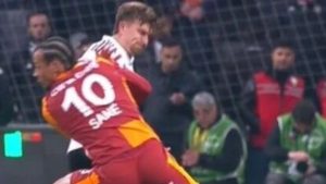 Derbide VAR devrede! Leroy Sane, kırmızı gördü