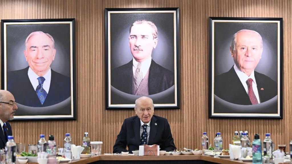 Devlet Bahçeli’ye yerli yarış otomobillerinin prototipi hediye edildi