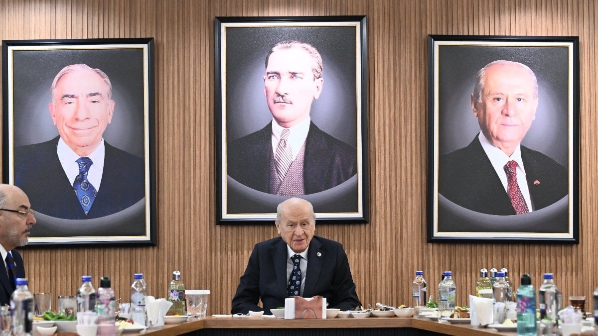 Devlet Bahçeli’ye yerli yarış otomobillerinin prototipi hediye edildi