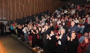 Dikili Belediyesi Halk Oyunları Topluluğu’ndan Anlamlı Gösteri