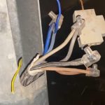 Diyarbakır’da aydınlatma direklerinden evlere kaçak elektrik hattı çekildi