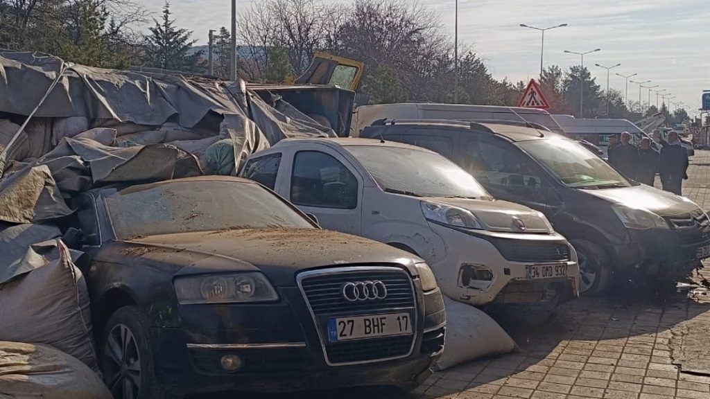 Diyarbakır’da kamyon park halindeki araçların üzerine devrildi