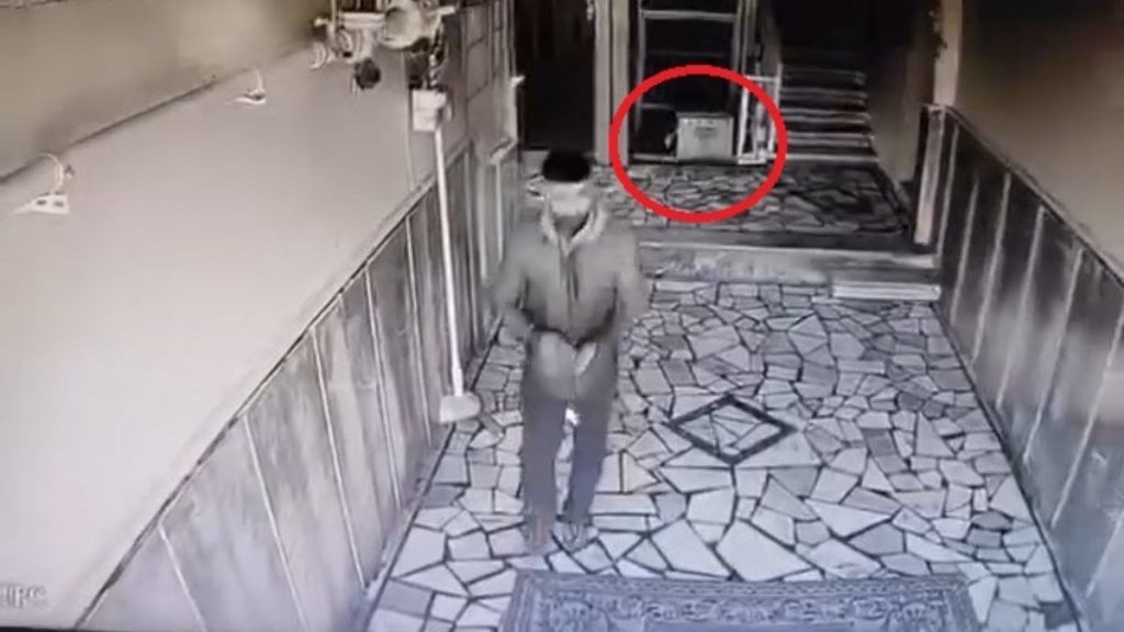 Diyarbakır’da testere çalmak isteyen hırsız kamerayı görünce vazgeçti