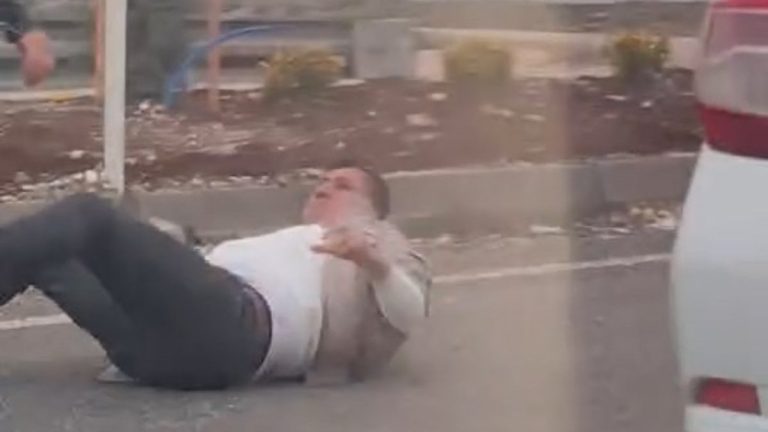 Diyarbakır’da trafikte tekmeli tokatlı yol verme kavgası