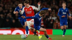 Dowman tarihe geçti: Arsenal evinde galip
