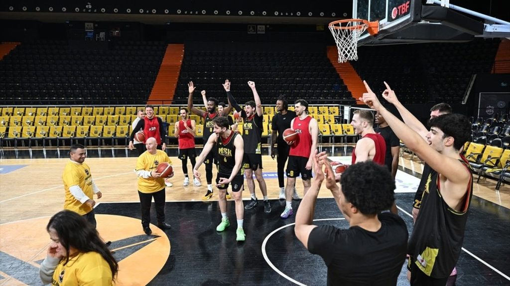 Down sendromlu çocuklar, Mersin Spor’un oyuncularıyla basketbol oynadı